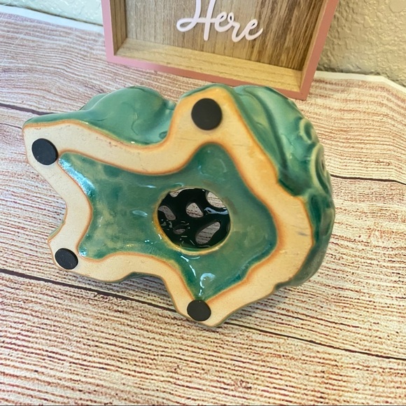 Frog Green scroll work ceramic frog - Picture 6 of 7